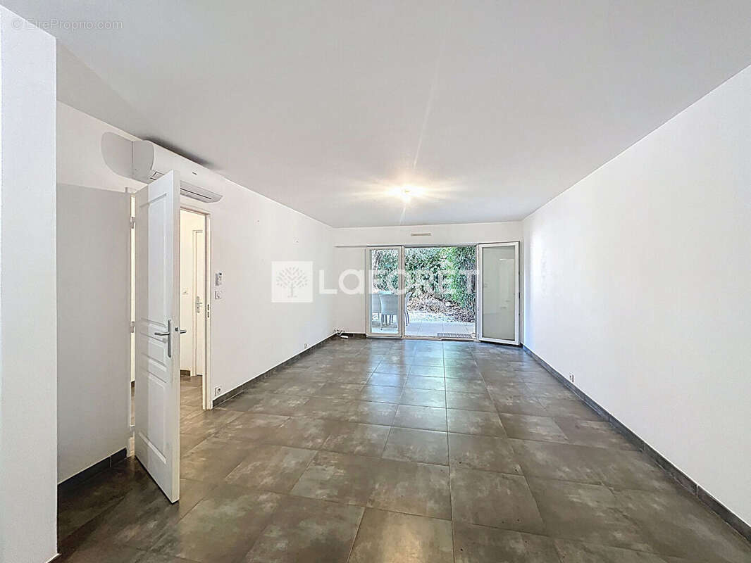 Appartement à SAINT-LAURENT-DU-VAR