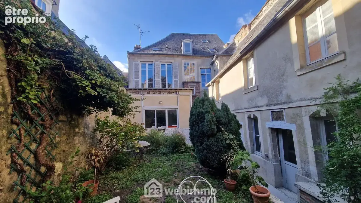 Situé au premier étage d'une petite copropriété, un appartement d'une surface de 109 m²
