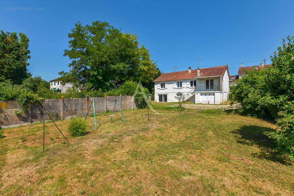 Maison à VAUX-LE-PENIL