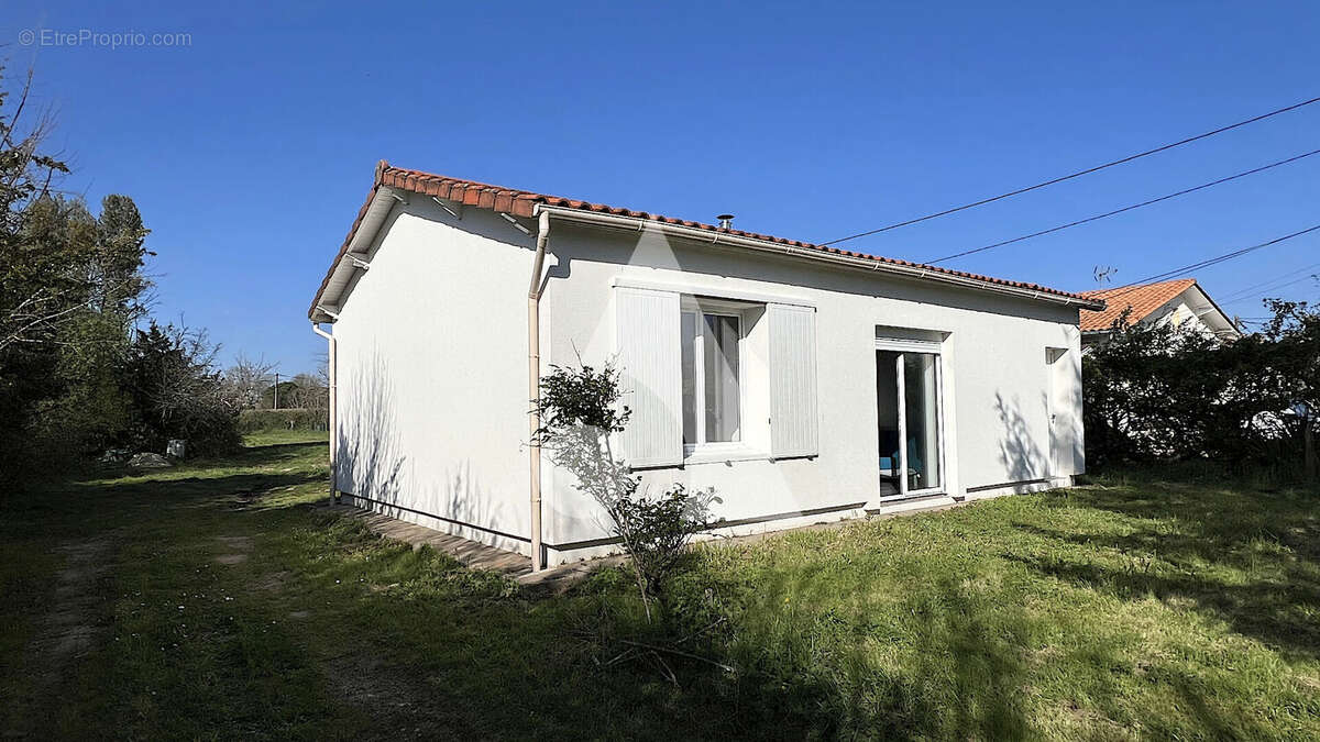 Maison à SAINT-MEDARD-DE-GUIZIERES