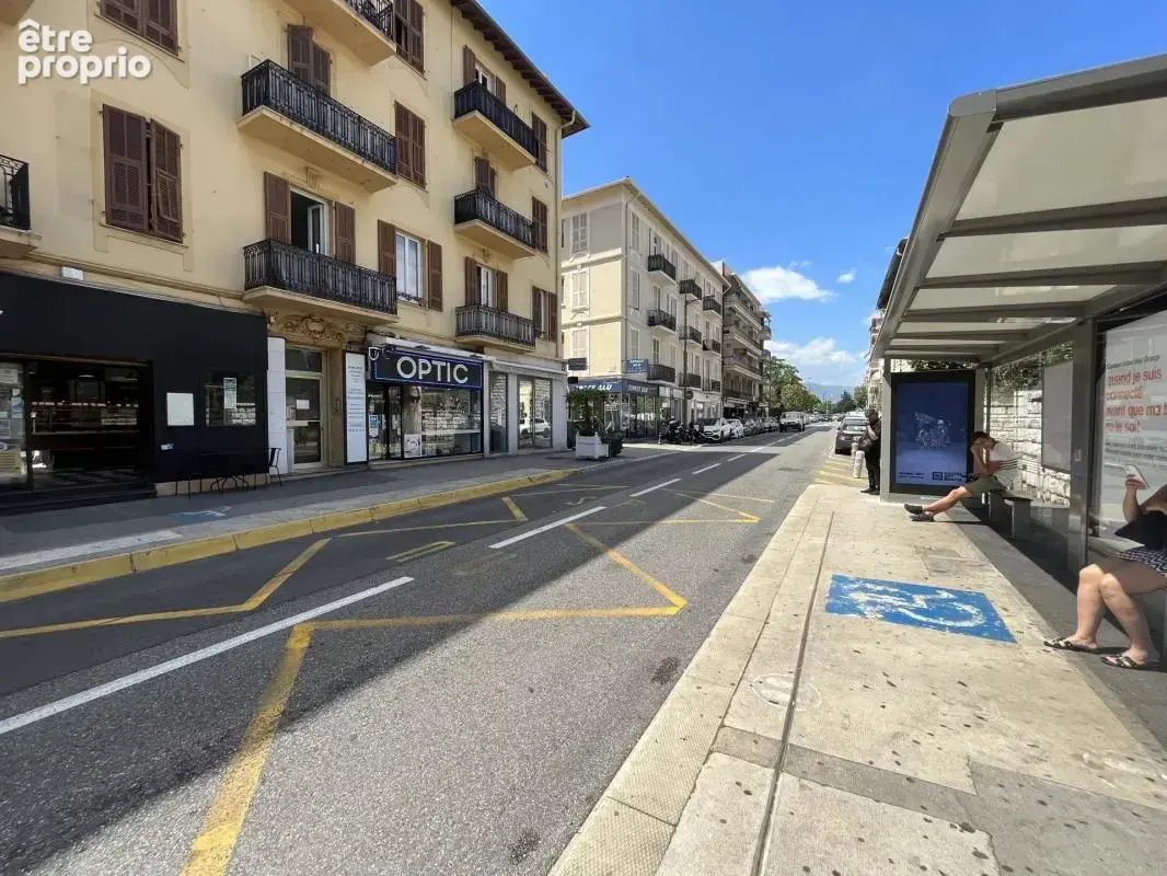 Cession de droit au bail, local commercial 110m² environ, secteur saint laurent du var centre ville - photo 4