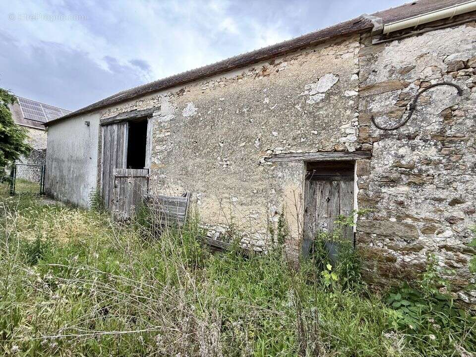 Maison ancienne avec grange et grand terrain - - photo 12