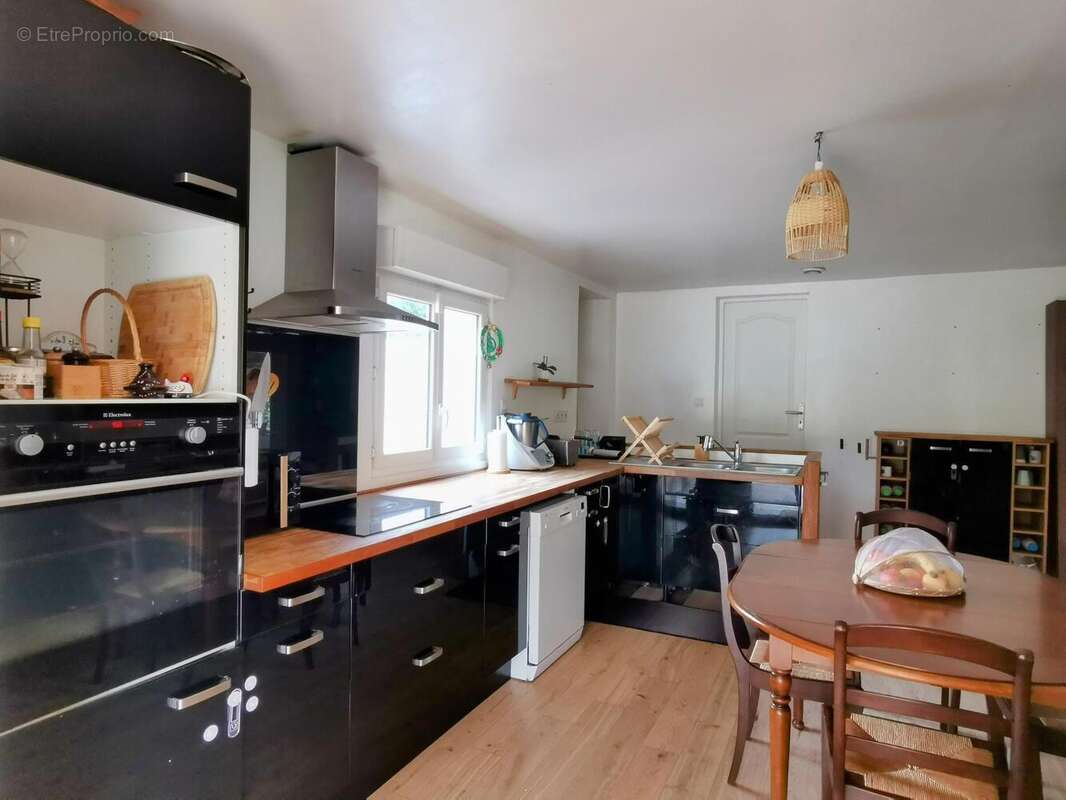 Maison 163 m² à Saint-Yzan-De-Soudiac  - photo 7