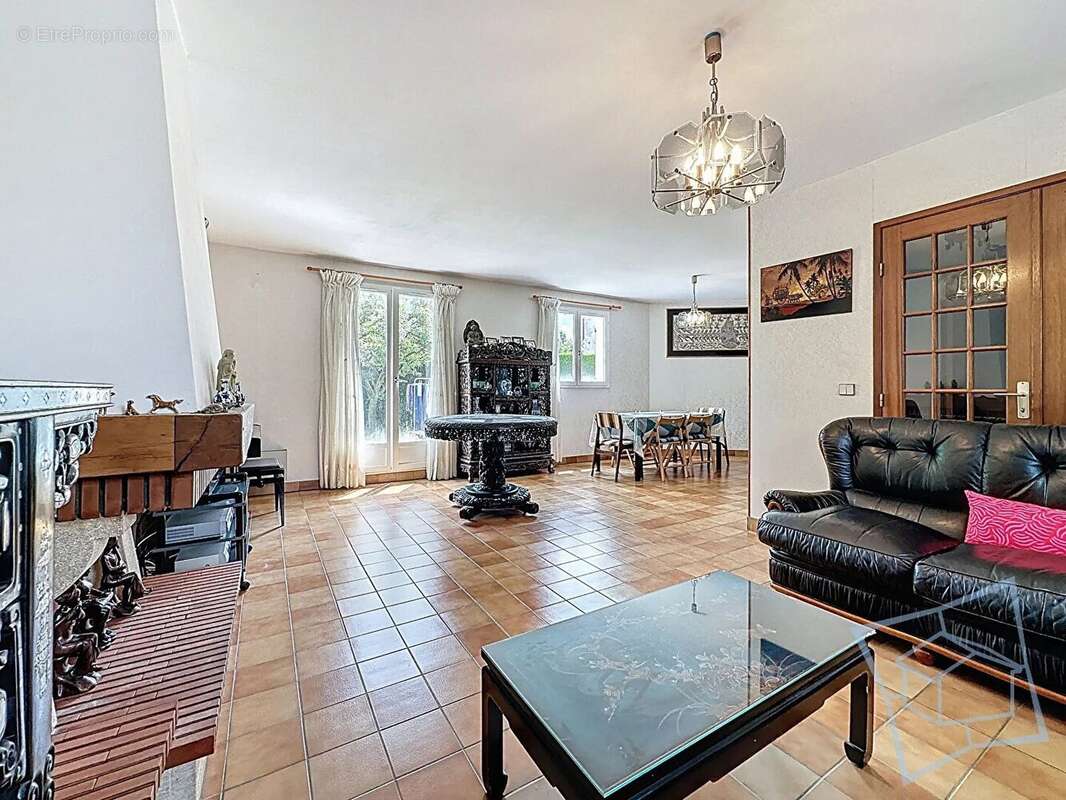 Maison à VOISINS-LE-BRETONNEUX