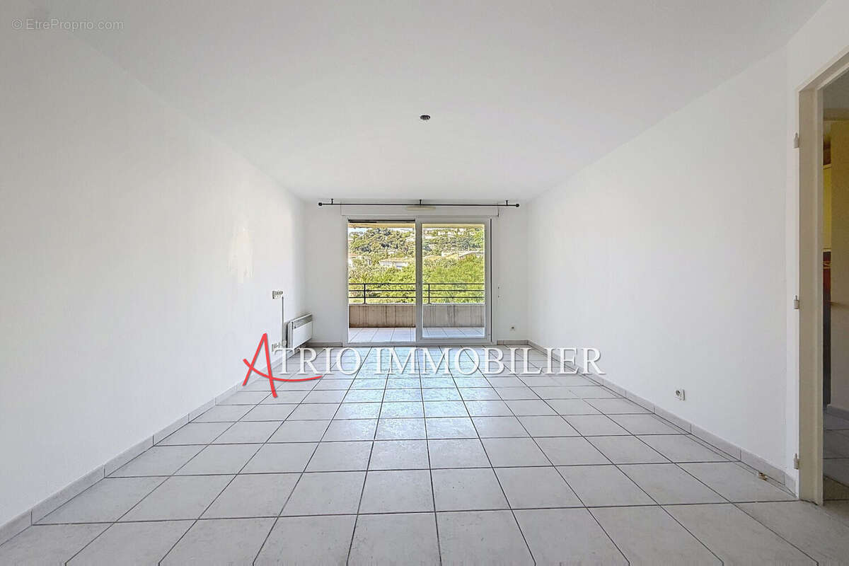Appartement à SAINT-LAURENT-DU-VAR