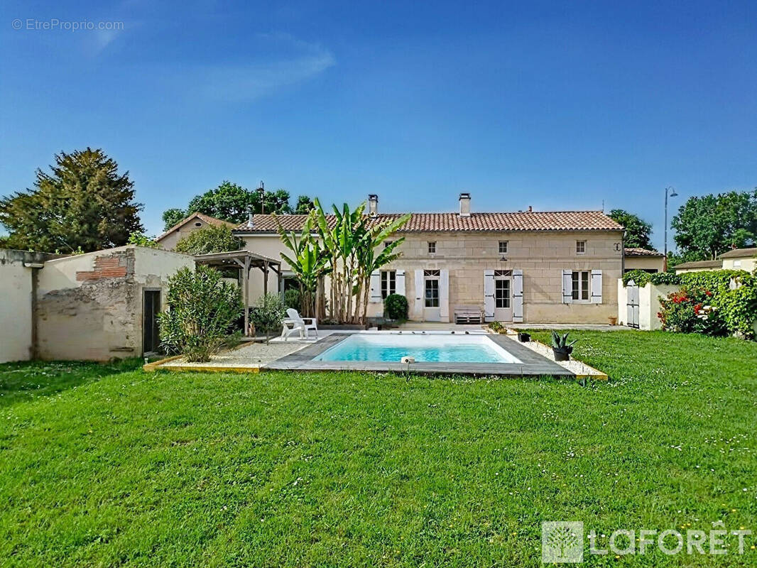 Maison à SAINT-YZAN-DE-SOUDIAC