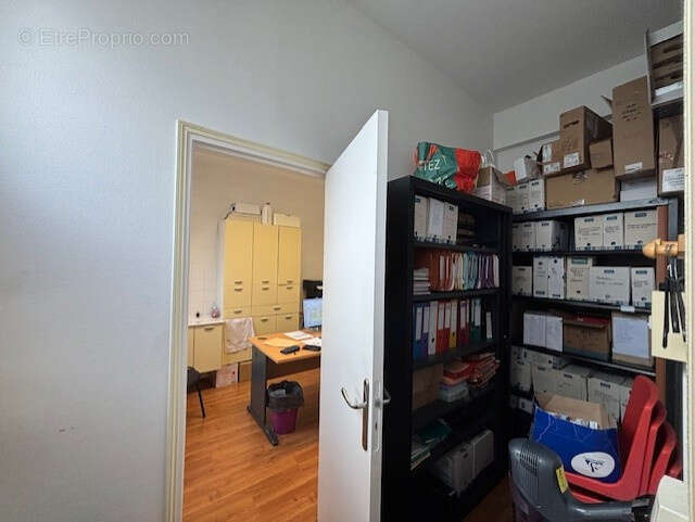 AUTUN, en centre ville, local professionnel ou commercial  en RDC. - photo 6