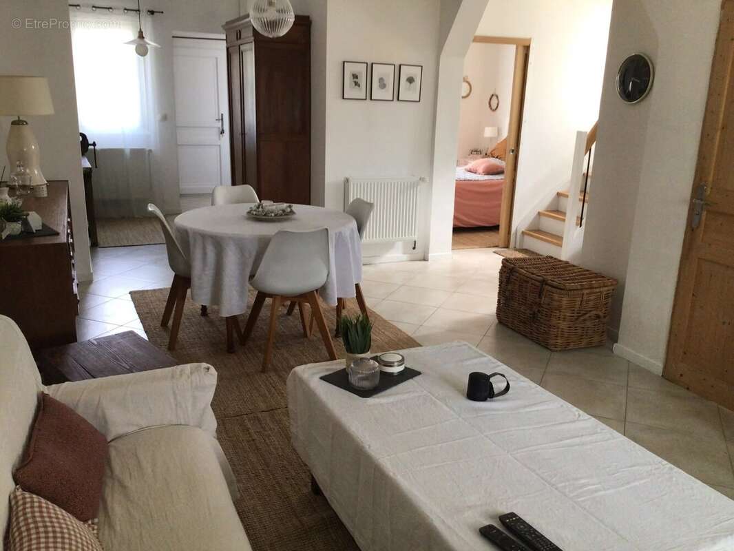 Maison à VENEUX-LES-SABLONS