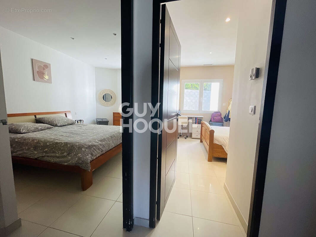 Contemporaine de plain-pied : piscine, 3 chambres, bureau et grand garage - photo 9