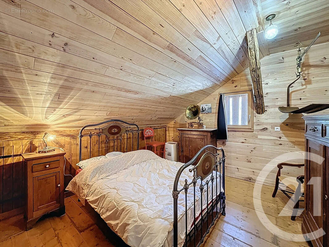 Maison à LA RIVIERE-ENVERSE