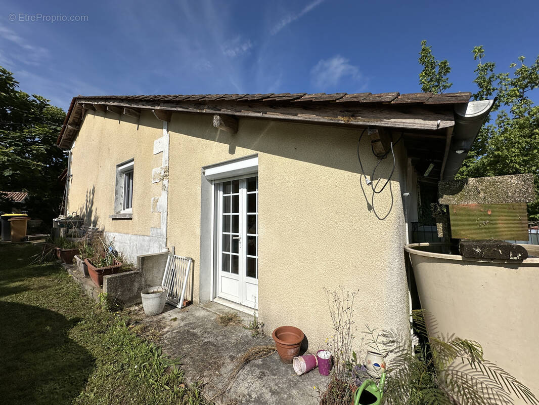 Maison à SAINT-CHRISTOPHE-DE-DOUBLE