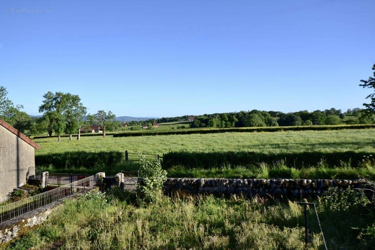 Maison à SAINT-CHRISTOPHE-EN-BRIONNAIS