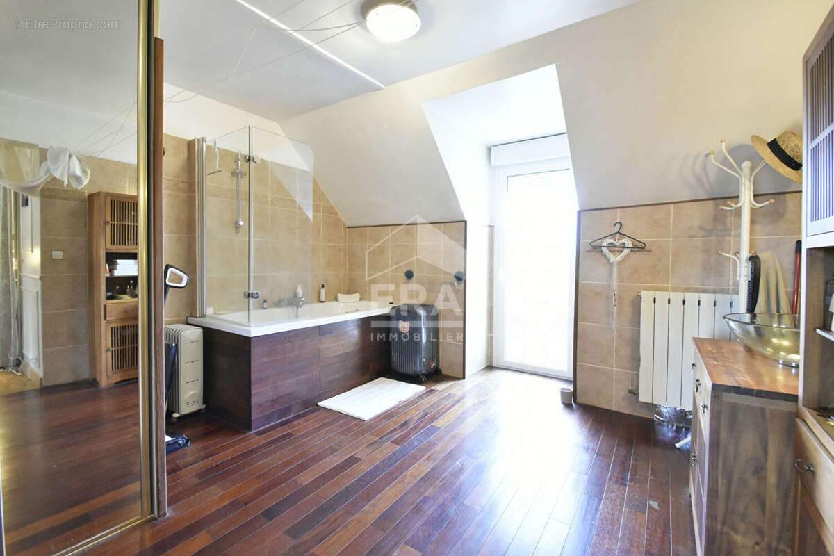 Maison à NEAUPHLE-LE-CHATEAU