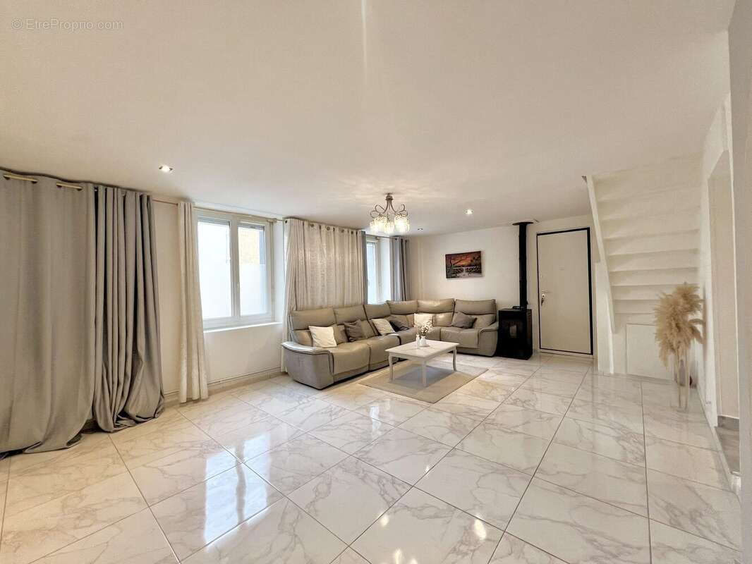 Maison à PONT-DE-CHERUY