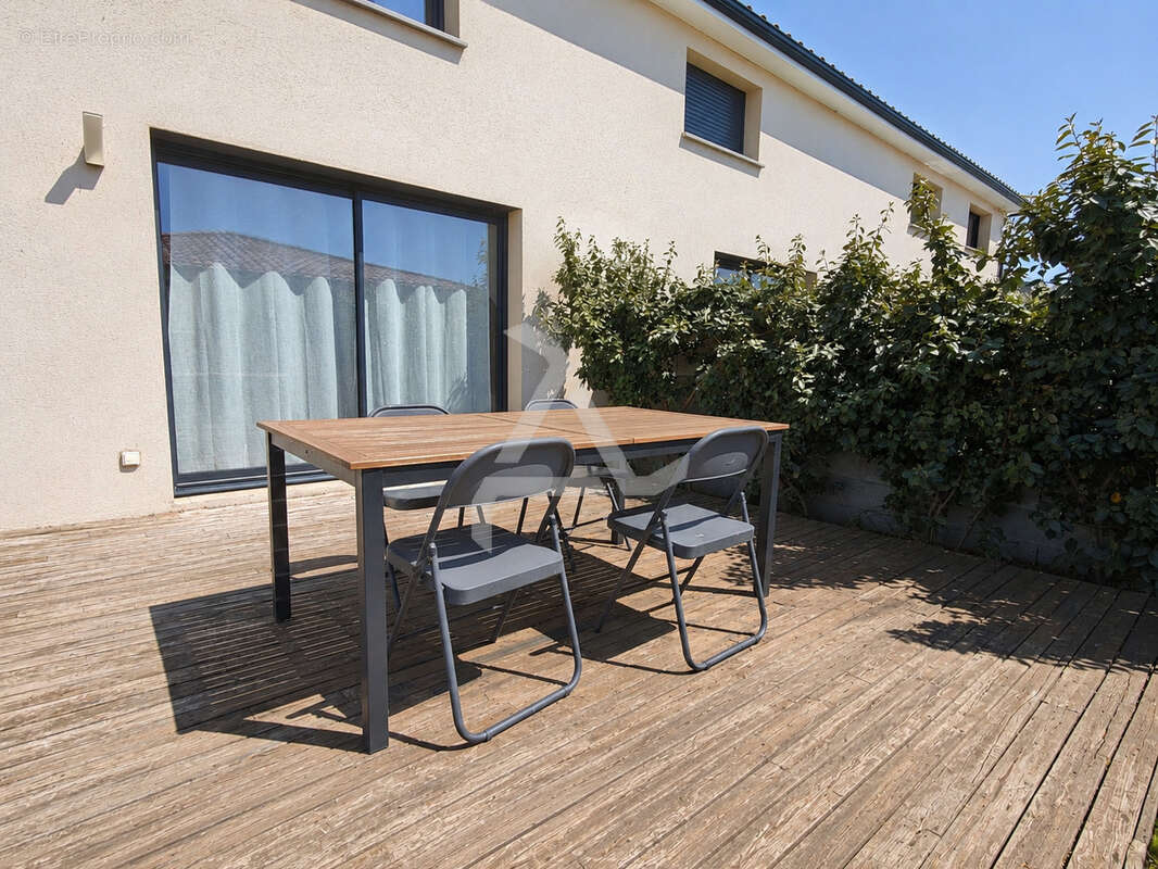 À proximité immédiate des plages et de l'aéroport de figari, maison récente avec 3 appartements - photo 5