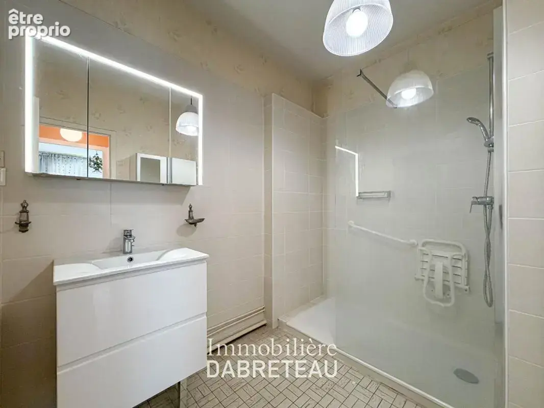 Lyon 6ème - Appartement traversant de 63M2 + grenier + parking - photo 6