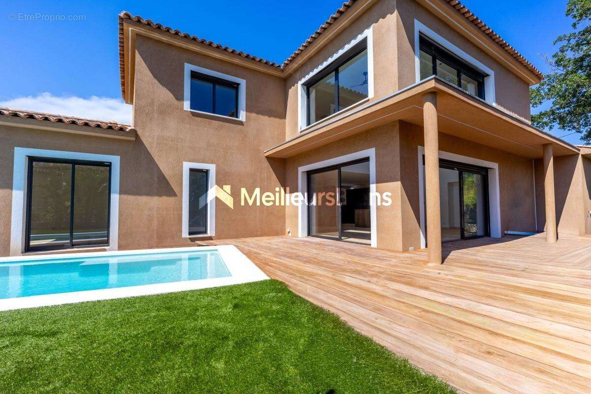 Maison à ROQUEBRUNE-SUR-ARGENS