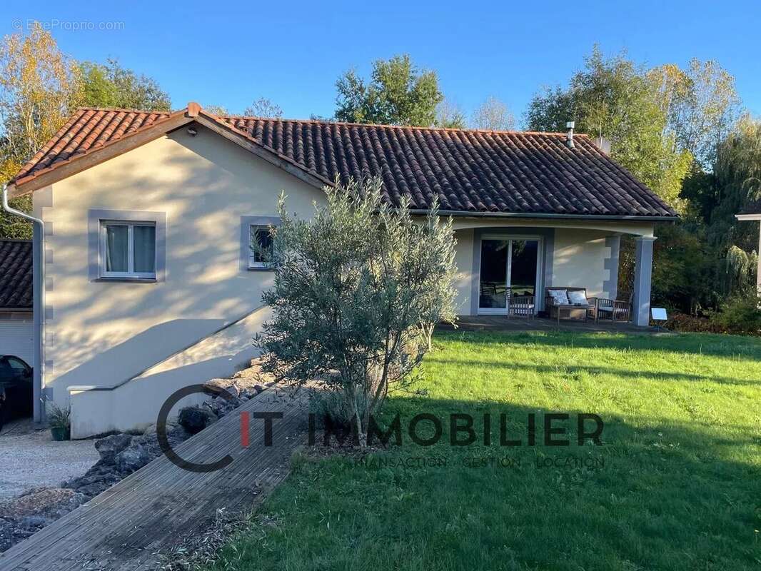 Maison à LA CHAPELLE-DE-LA-TOUR