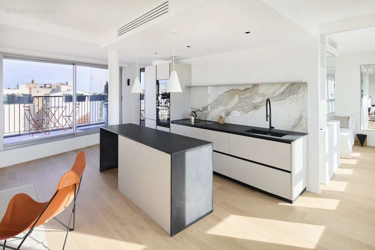 Appartement à PARIS-16E