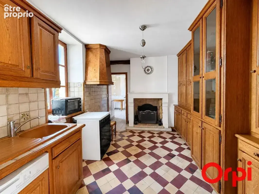 Une propriété pleine de charme, offrant de beaux espaces de vie, quatre chambres et des prestations de qualité, à découvrir sans - photo 7