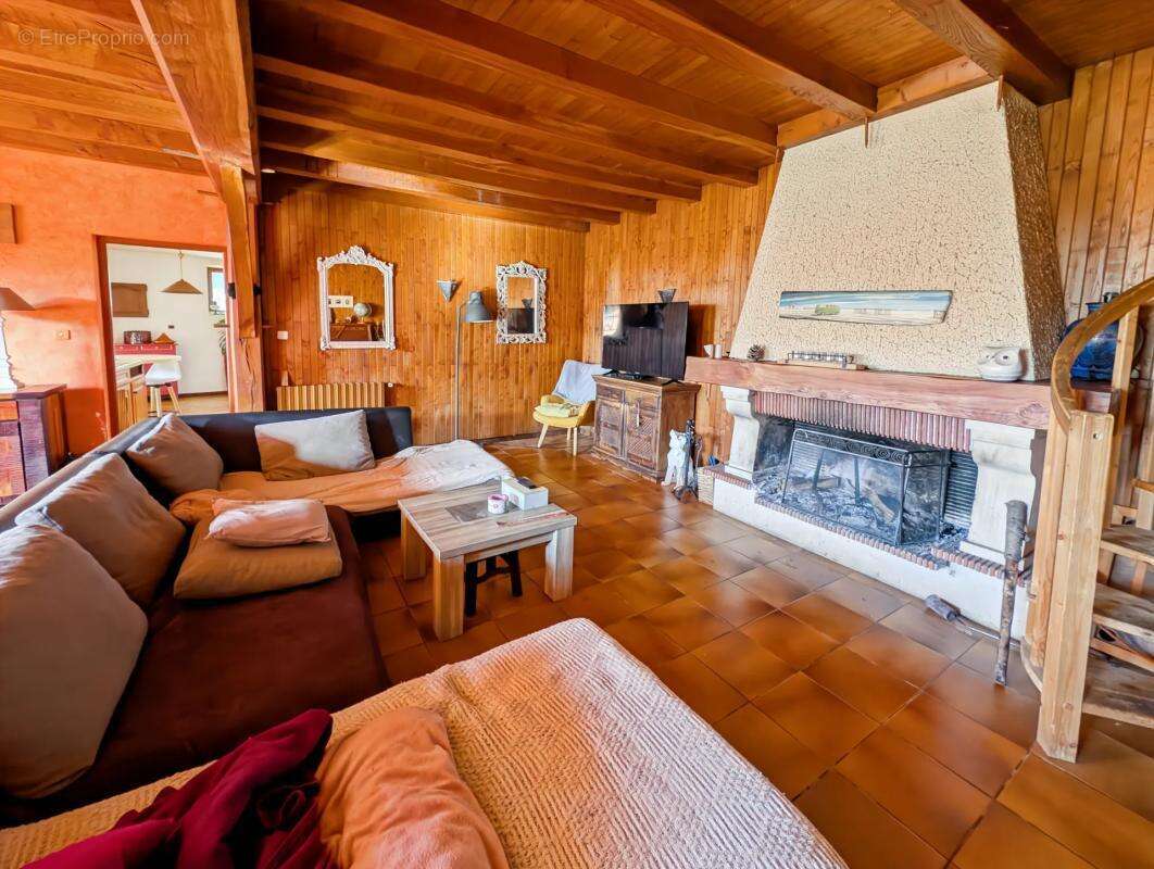 Maison à LES ADJOTS