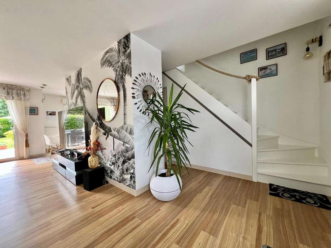   - Maison à LES PONTS-DE-CE