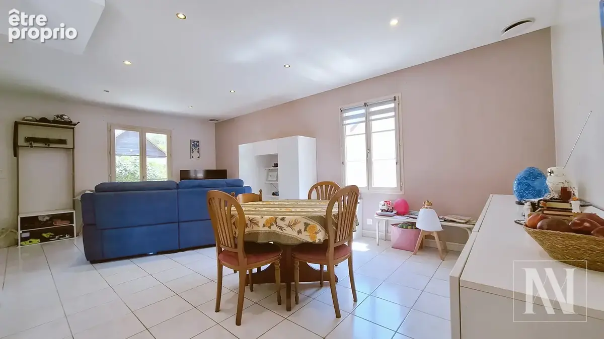 Maison de plain-pied avec piscine et terrain de 1 900 m2 en bord de ruisseau - photo 4