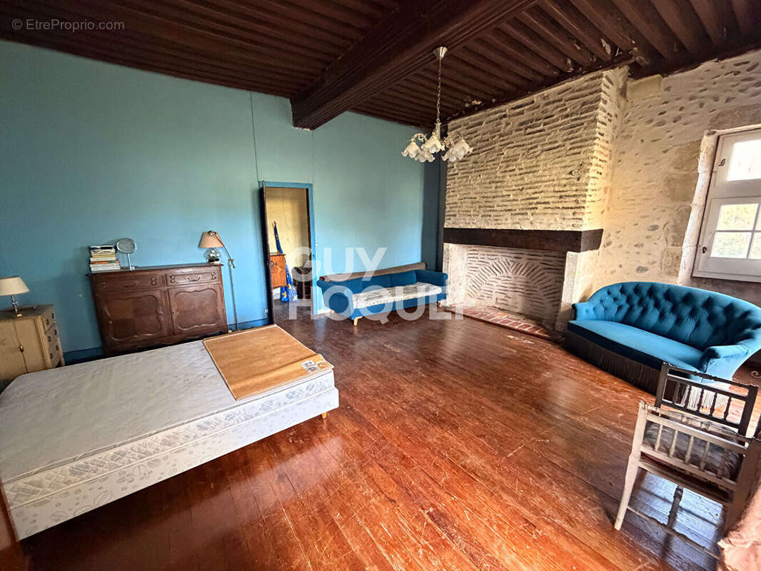 Maison à MOMAS