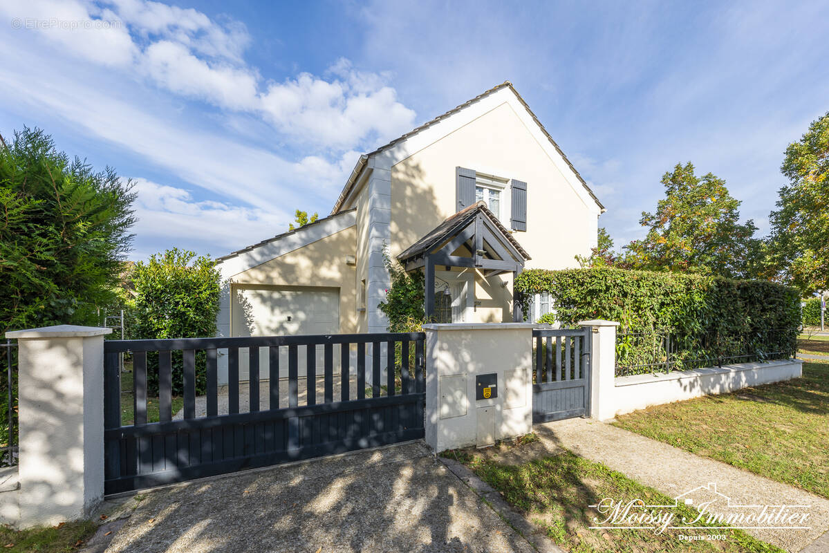 Maison à MOISSY-CRAMAYEL