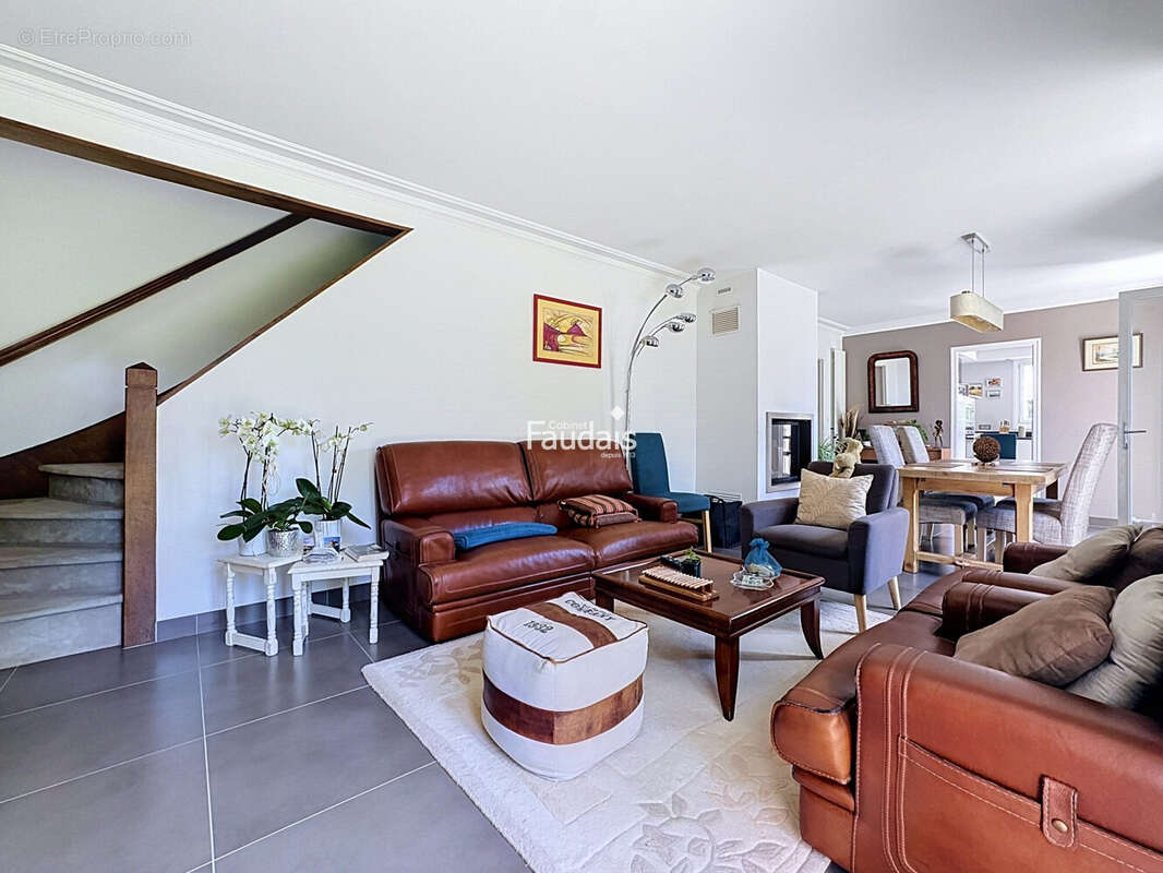 Maison 126 m² à Saint-Gilles  - photo 6