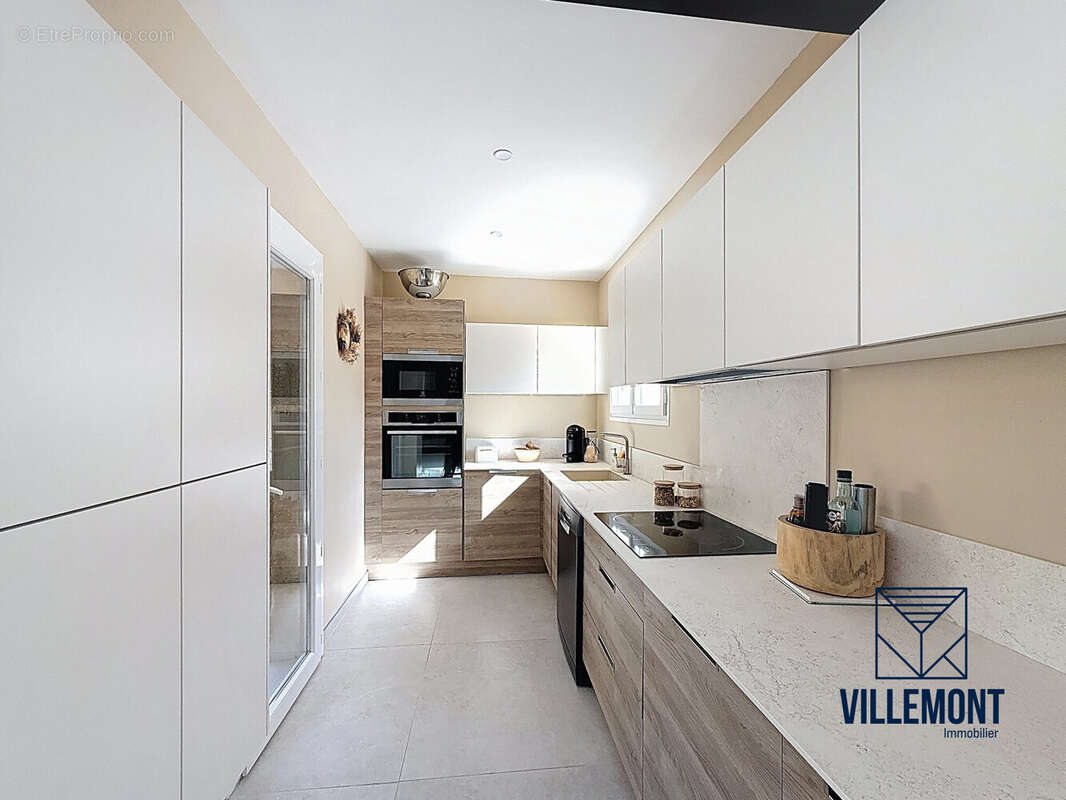 Cuisine accès véranda - Maison à VAUVERT