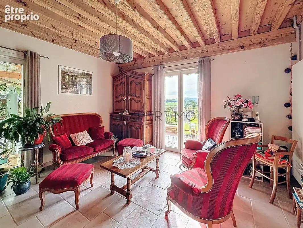 Vue exceptionnelle, piscine et grands volumes : une maison familiale rare aux portes de Mâcon - photo 7