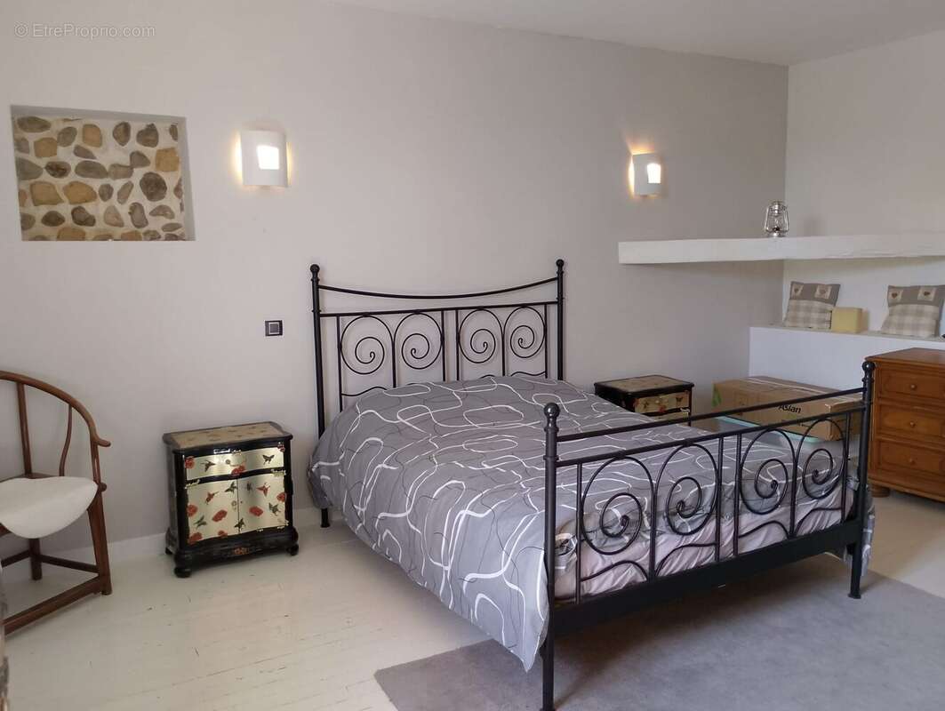 Maison en pierre dans les Hautes-Pyrénées, emplacement isolé, vue montagne, gîte, granges, piscine, chambre de la maison.Stone farmhouse in Hautes Pyrenees, secluded location, mountain view, gite, pool, barn, bedroom 1 - Maison à TOURNAY