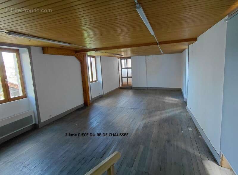 Grande maison rénovée de 220 m² avec atelier, terrasse panoramique et verger – Mourjou (Puycapel  cantal) - photo 4