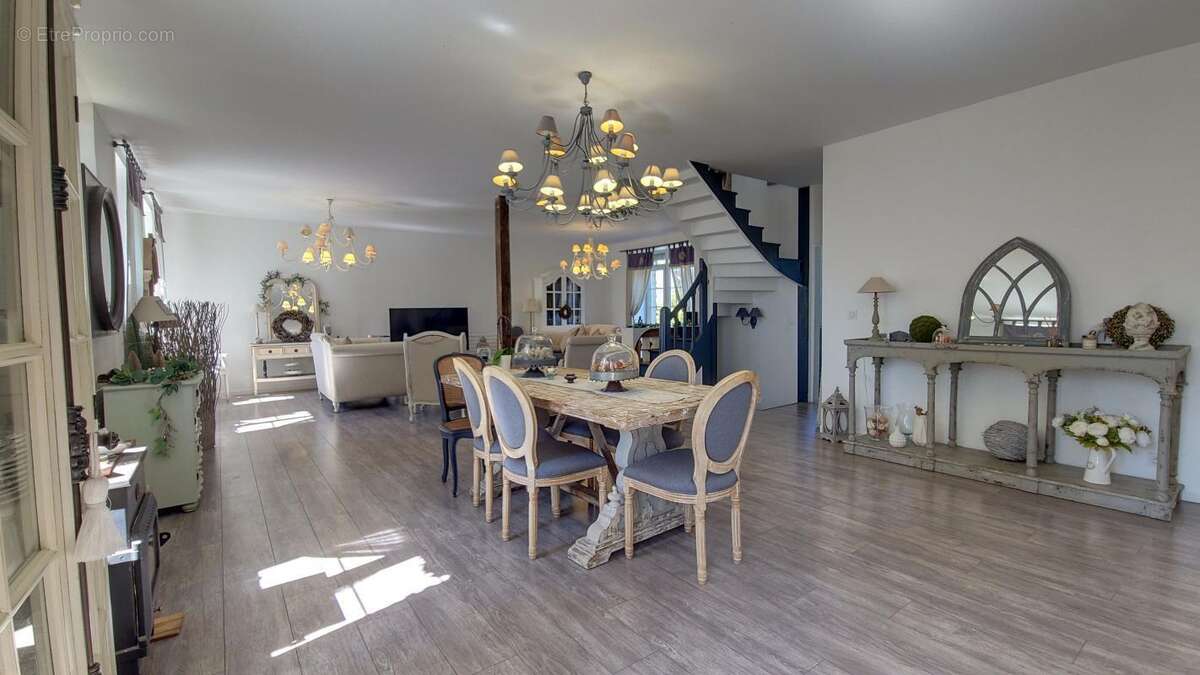 Dijon Est, Maison de caractère de 238 m², 4 chambres et terrain de 2857 m² - photo 4