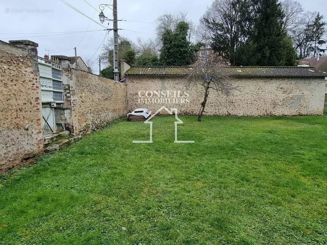 Terrain à VILLENEUVE-SUR-YONNE