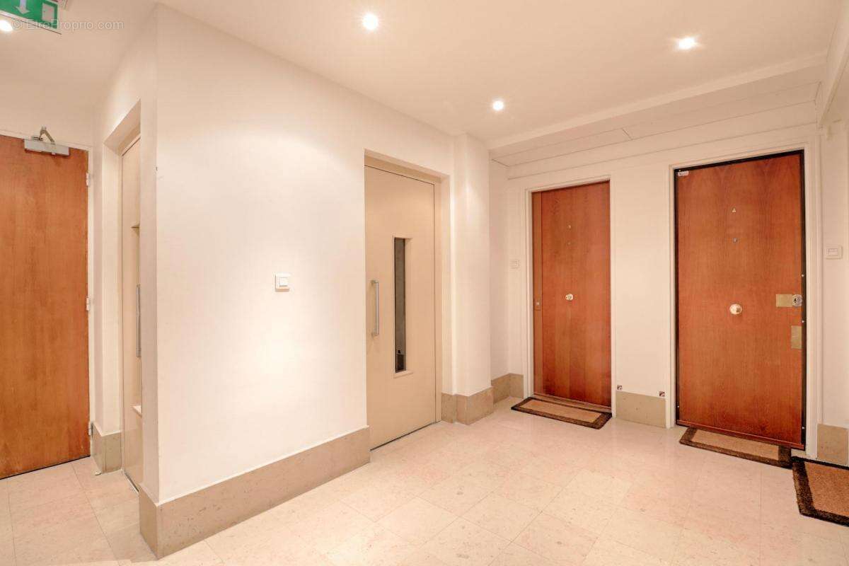 Appartement à PARIS-8E