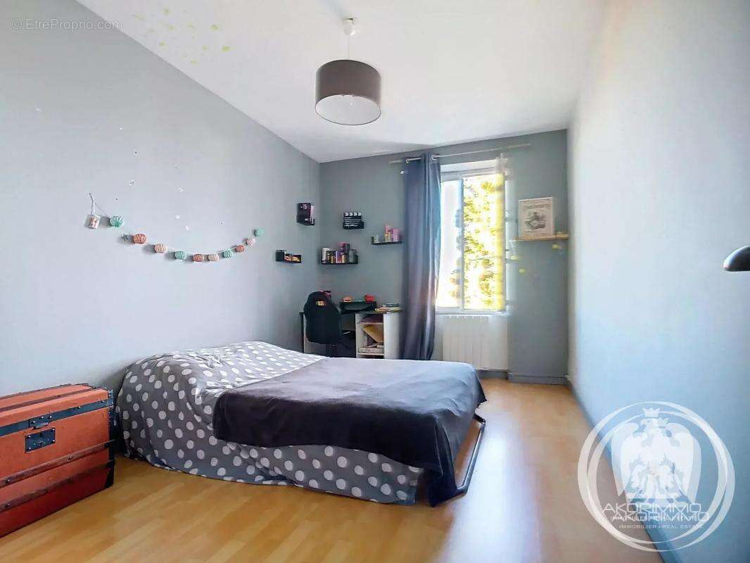 Maison à CREUZIER-LE-VIEUX