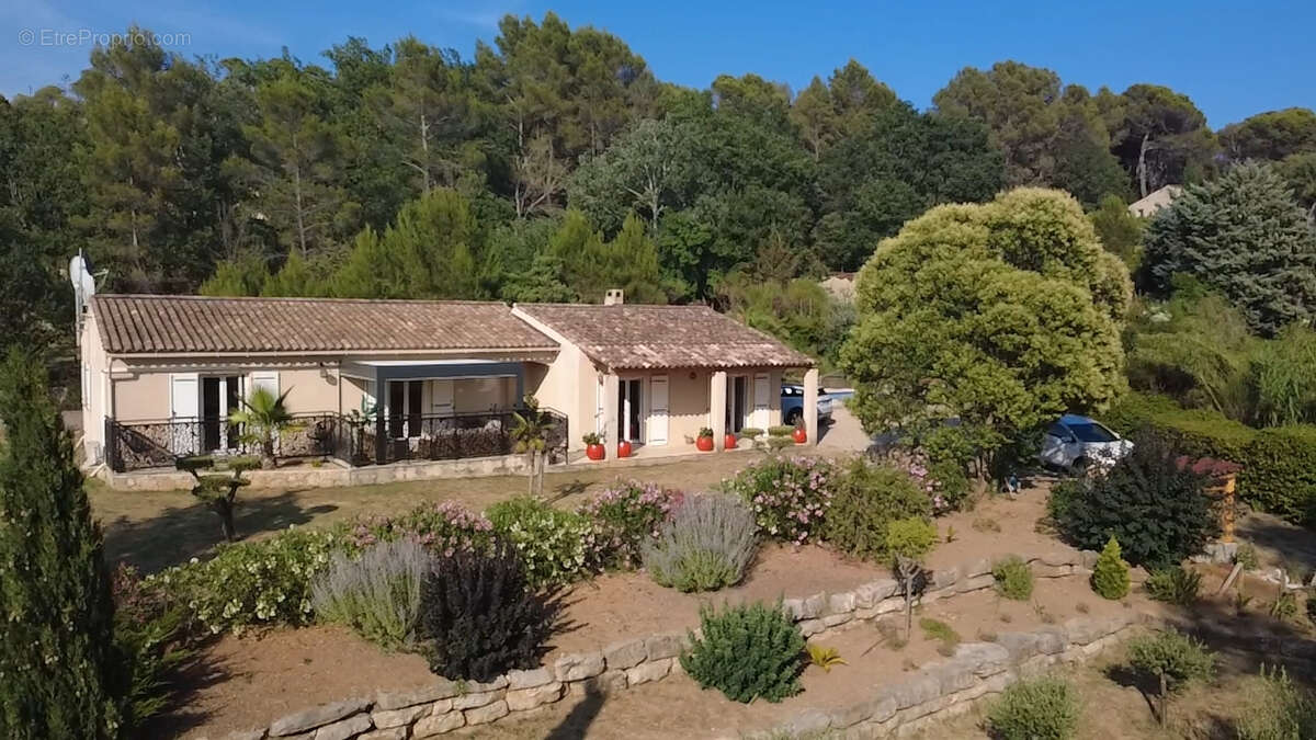 VILLECROZE, maison de plain-pied 130 m², 3 chambres, piscine, garage, terrain de 3 300 m² - photo 2
