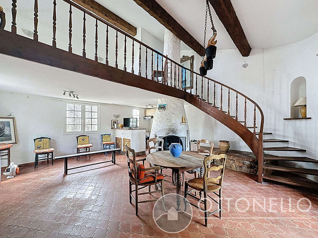 Maison à ROQUEBRUNE-SUR-ARGENS