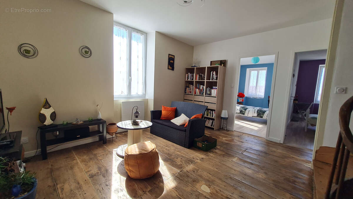 Maison à SAINT-GENIS-D&#039;HIERSAC