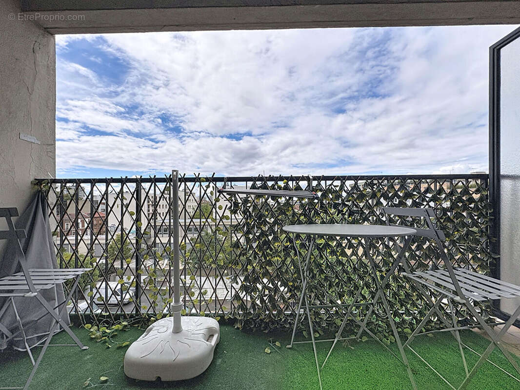 Appartement 4 pièce(s) 73 m2 avec deux balcons au pied du métro L.11 Carnot - photo 4