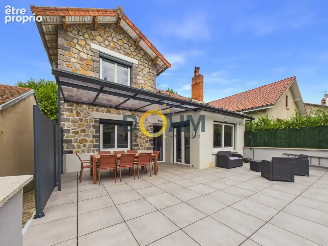 Nouveauté à Brioude ! Magnifique maison en pierre de 200 m2 entièrement rénovée, offrant un cadre de vie privi - photo 2