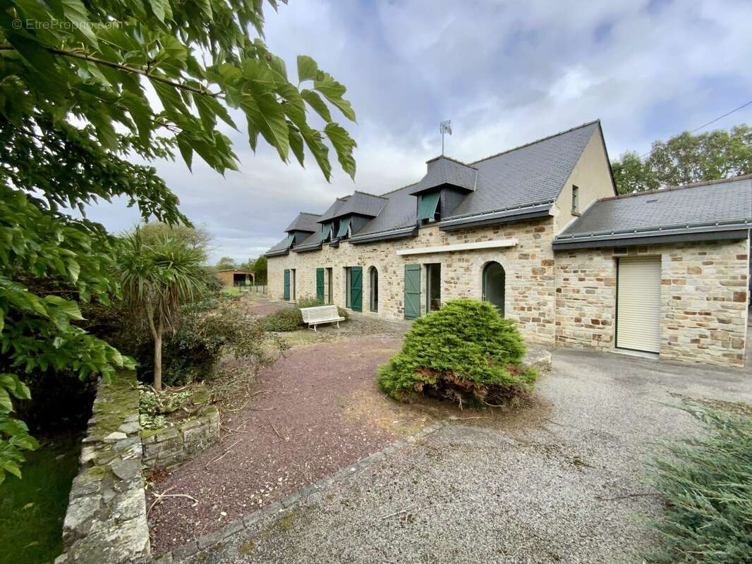 Maison à BOURG-DES-COMPTES