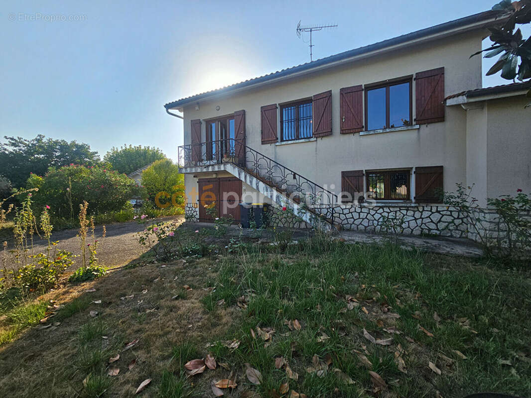 Maison  sur deux niveaux avec garages et jardin. - photo 3
