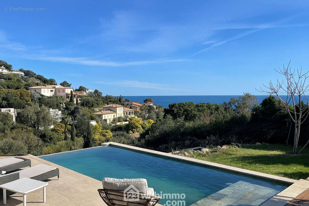 Piscine à débordement face à la mer : un cadre idyllique. - Maison à ROQUEBRUNE-SUR-ARGENS