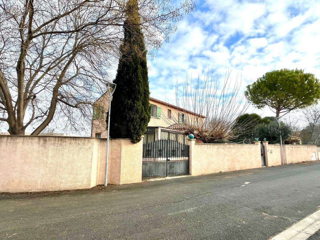 Maison à MONTBAZIN