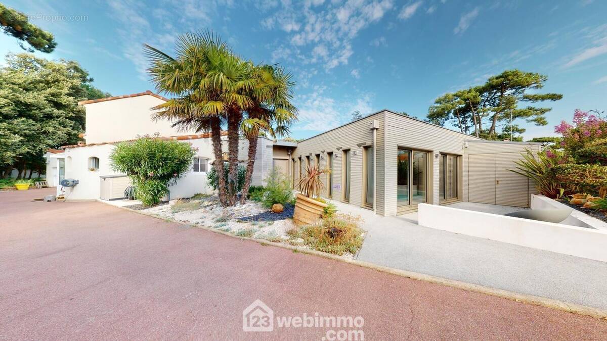 Façade avant et entrée de la propriété. - Maison à JARD-SUR-MER