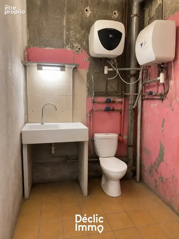 À deux pas du port et de la plage  Local 14 m² -A VENDRE -LE GRAU DU ROI - photo 5