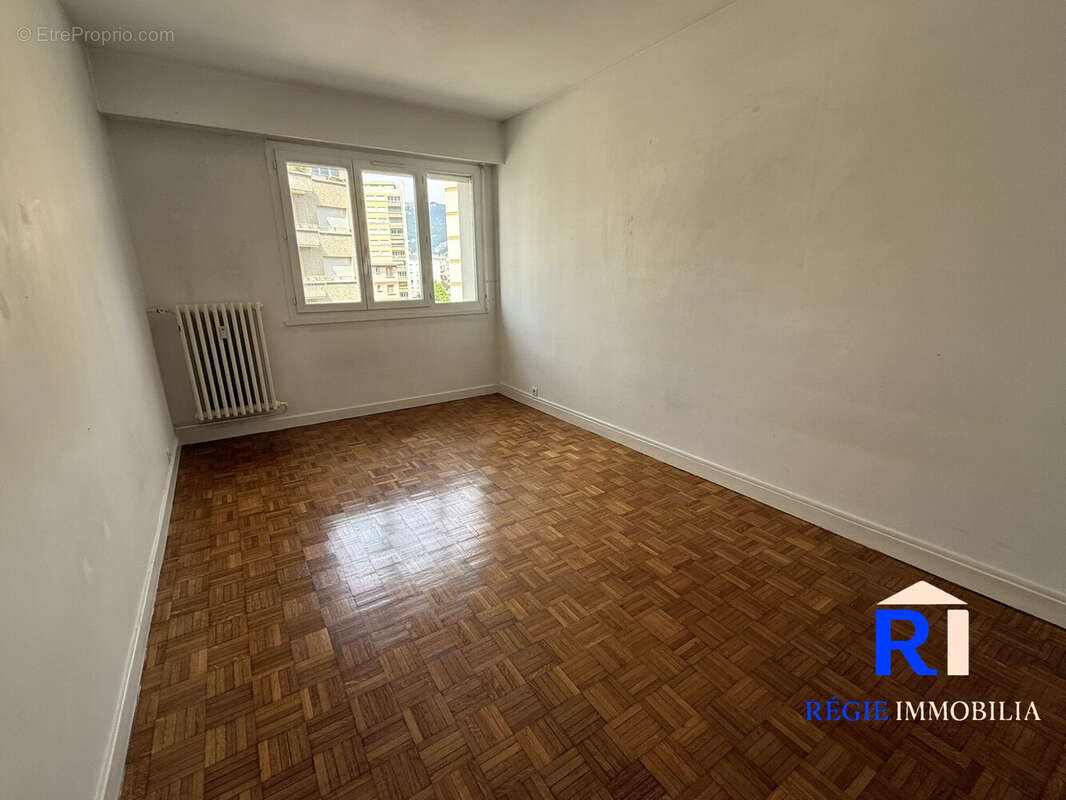 Chambre 1 de 15m2 avec rangements - Appartement à GRENOBLE